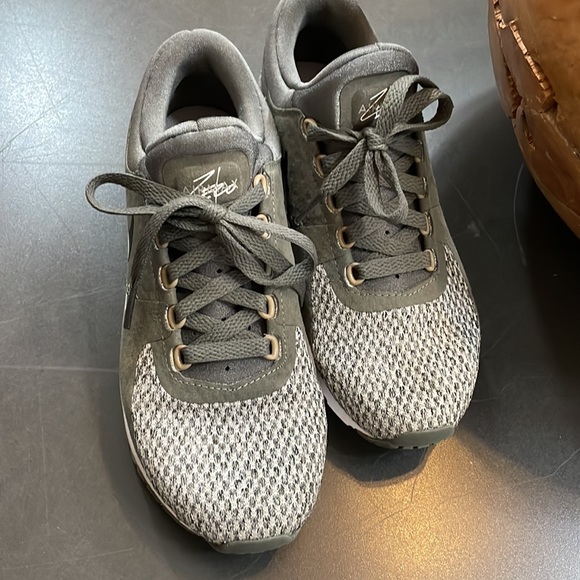 Barely worn Nike air shoes size 5 kids 6 women's no scuffs of visible wear . - Picture 2 of 5